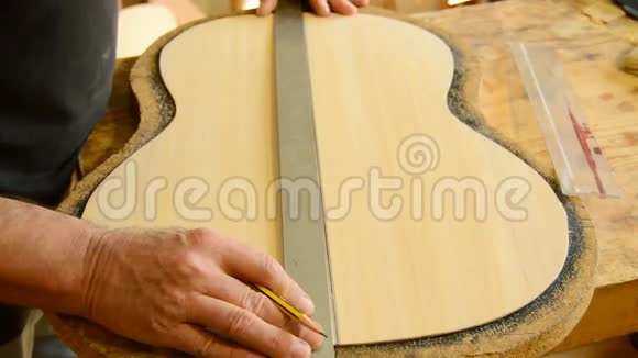 Luthier用规则来衡量吉他视频的预览图