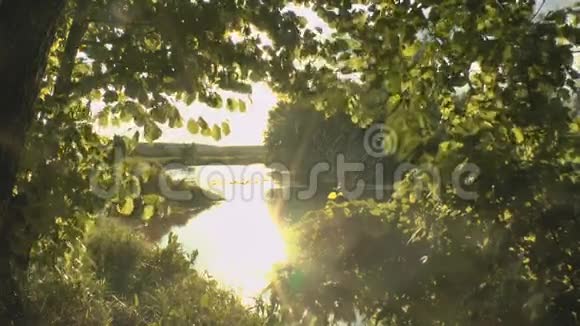日落时的河流景观视频的预览图