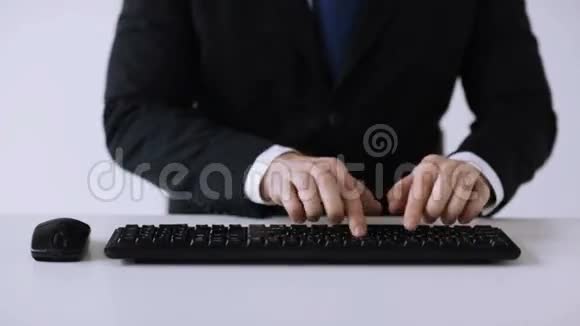 商人手按键盘打字视频的预览图