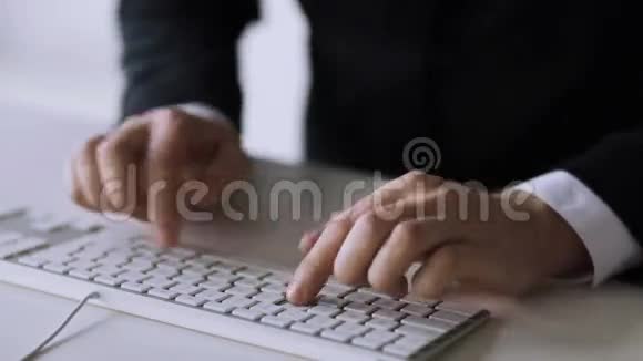 商人手按键盘打字视频的预览图