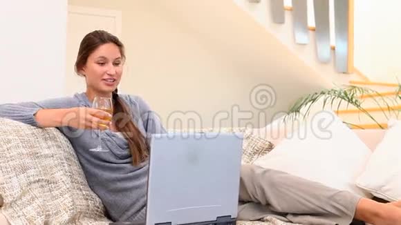 女人在沙发上喝了一杯酒视频的预览图