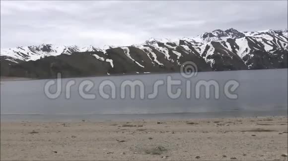 智利圣地亚哥的景观泻湖和山脉视频的预览图