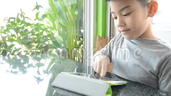 小亚洲儿童在家使用电脑视频的预览图