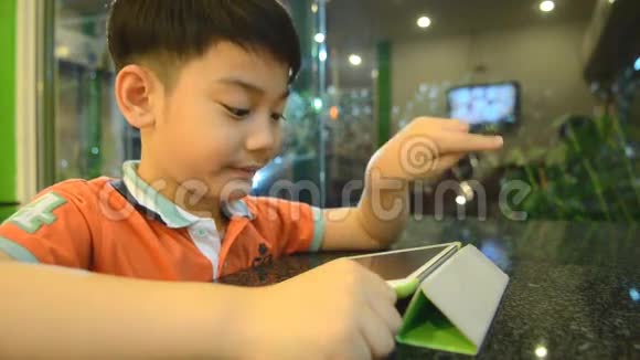 小亚洲儿童在家使用电脑视频的预览图