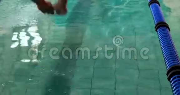 适合男人在游泳池里潜水和游泳视频的预览图