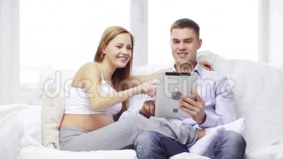 幸福的家庭寻找平板电脑视频的预览图