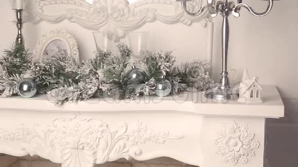 圣诞节装饰白色壁炉视频的预览图