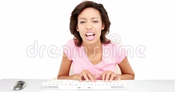漂亮的女人在键盘上打字视频的预览图