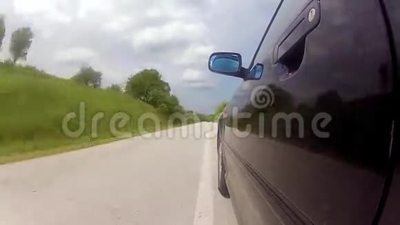 在乡间小路上驾驶汽车视频的预览图