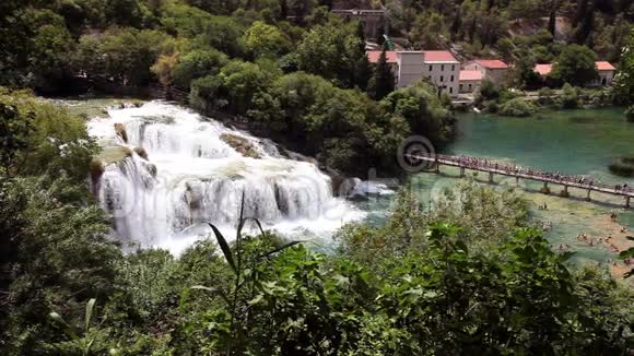 克鲁蒂亚国家公园瀑布全景拍摄视频的预览图