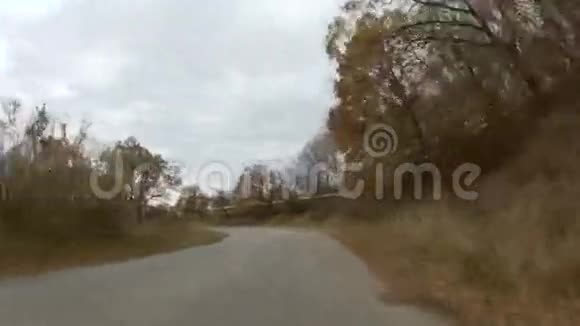 蜿蜒的山路穿过林地视频的预览图