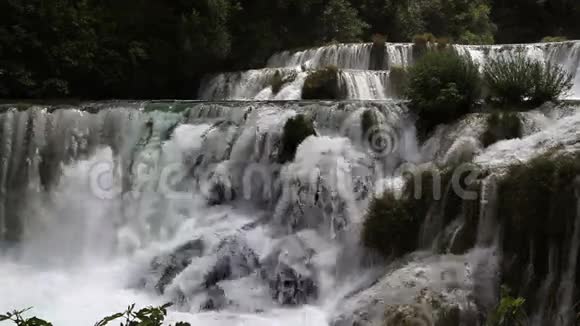 克鲁蒂亚河上的瀑布视频的预览图