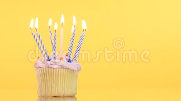 黄色的带蜡烛的生日蛋糕视频的预览图