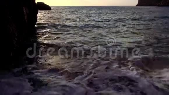 傍晚岩石海岸的海水视频的预览图