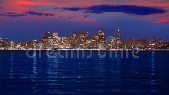加州旧金山日落天际线与海湾水的倒影视频的预览图