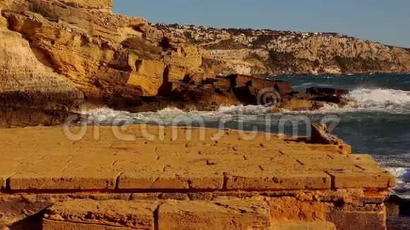 落基海滩海水汹涌海浪汹涌视频的预览图