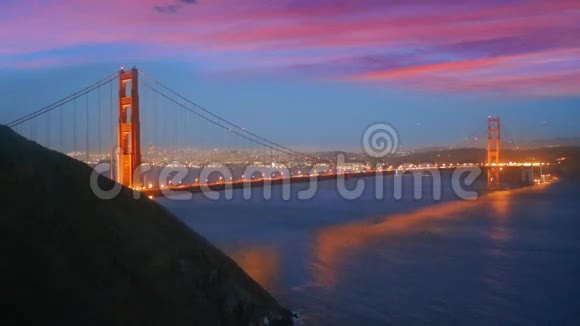 加州旧金山日落天际线与海湾水的倒影视频的预览图