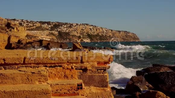 落基海滩海水汹涌海浪汹涌视频的预览图