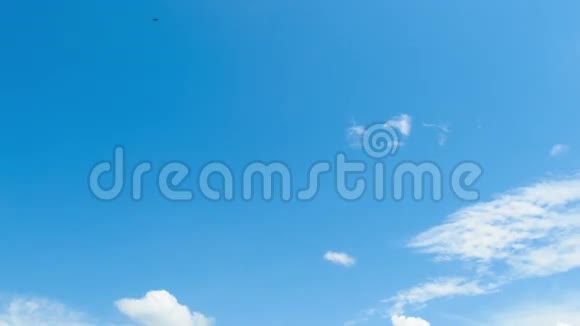 云彩在蓝天上移动视频的预览图