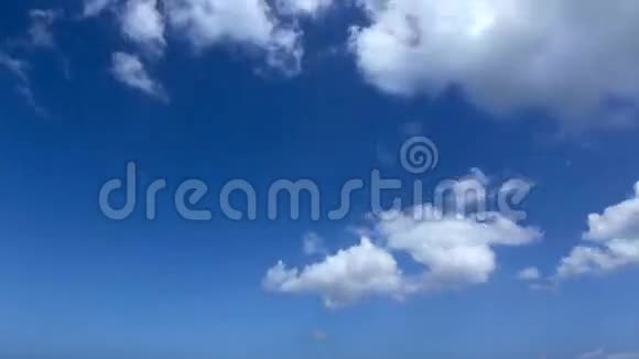夏日阳光明媚的一天蓝天白云视频的预览图