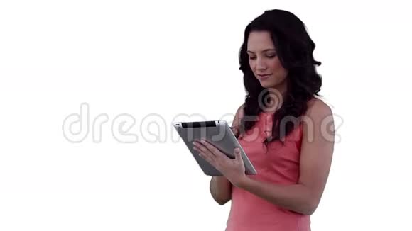女人按着她的平板电脑屏幕视频的预览图
