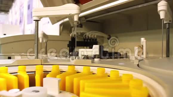 化学分析实验室视频的预览图