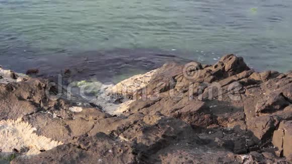 海波在巨石上断裂视频的预览图