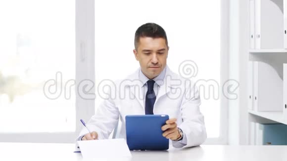 医院有平板电脑和剪贴板的医生视频的预览图