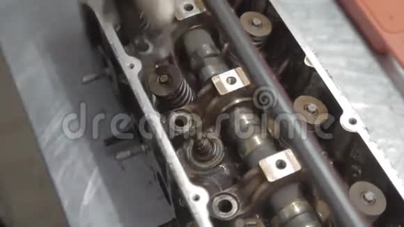 汽车机械师正在汽车修理厂修理发动机视频的预览图