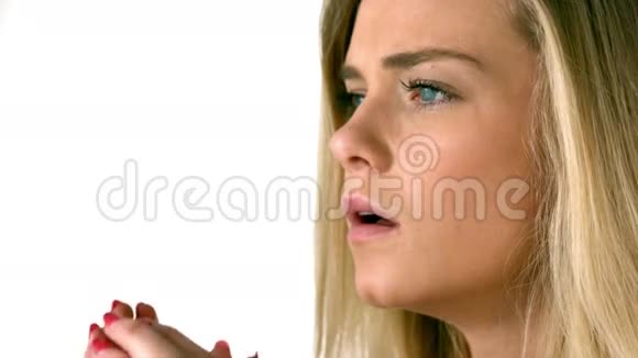 在白色背景上打喷嚏的金发美女视频的预览图