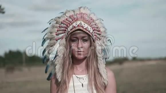 美丽的年轻女子土生土长的美国印第安人视频的预览图