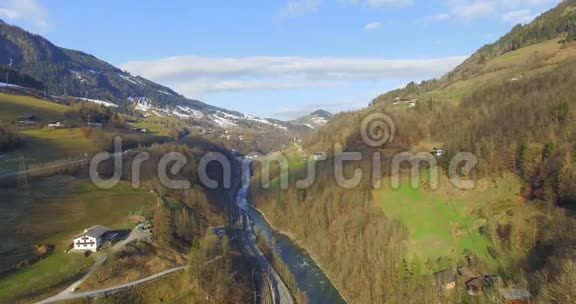 飞越阿尔卑斯山的一个河谷从的山上俯瞰空中景色视频的预览图
