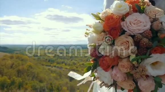 新娘手里捧着美丽的婚礼花束视频的预览图