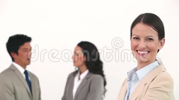 微笑的女商人摆姿势视频的预览图