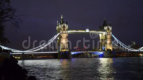伦敦的塔桥在晚上视频的预览图