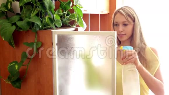 女人擦家具的玻璃视频的预览图