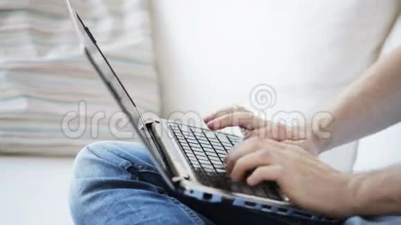 在家里用笔记本电脑打字的男人视频的预览图