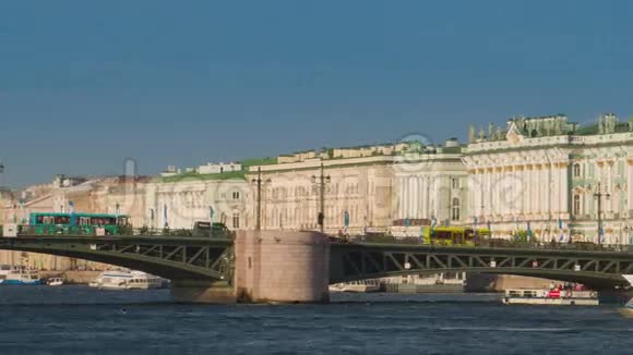 从涅瓦河观赏圣彼得堡的冬宫视频的预览图