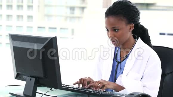 女医生用电脑视频的预览图