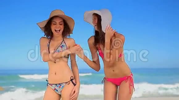 快乐的女人在海滩上玩得开心视频的预览图