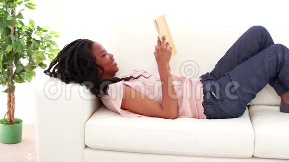 开朗的女人读小说视频的预览图