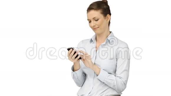 女人用她的手机视频的预览图