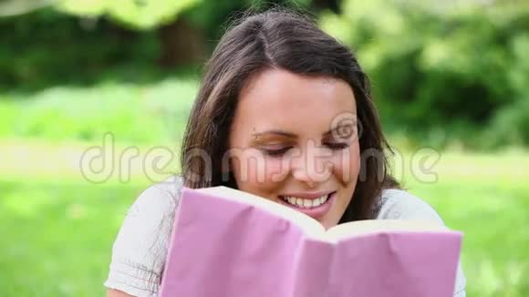 快乐的黑发女人读小说视频的预览图