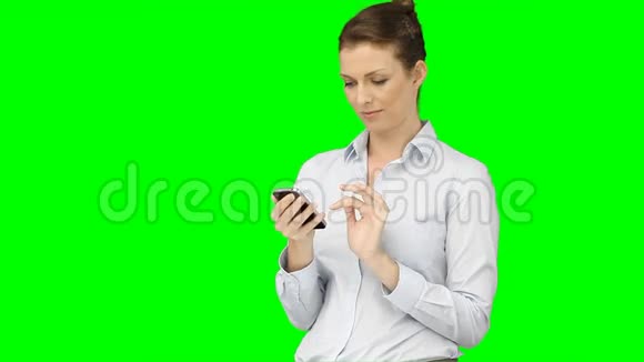 女人用她的手机视频的预览图