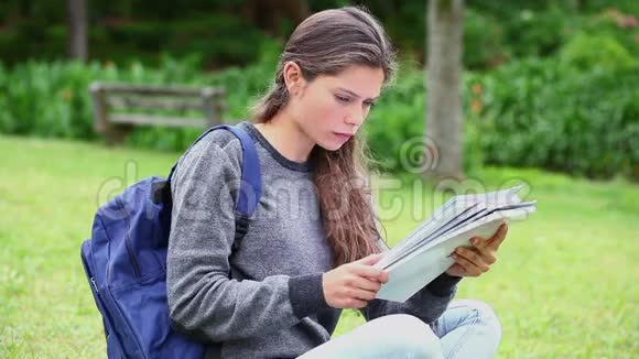 微笑的年轻女人在学习视频的预览图