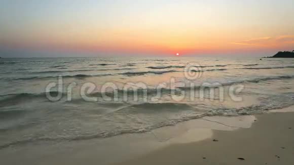美丽的夕阳下的热带海滩视频的预览图
