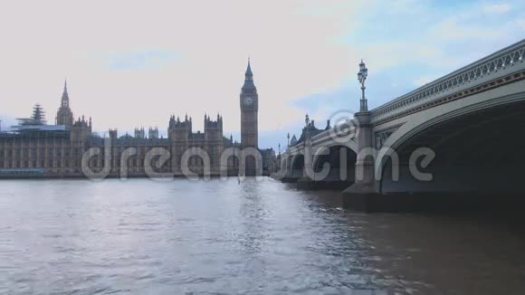 伦敦泰晤士河上的威斯敏斯特大桥视频的预览图