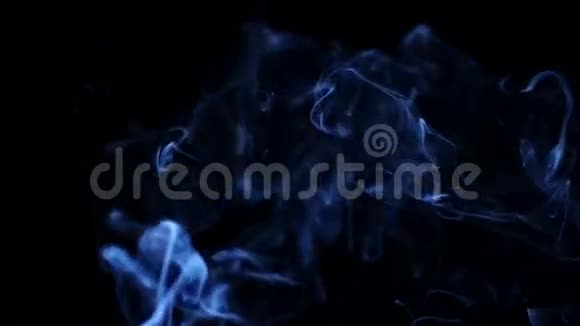 黑色背景上的蓝色烟雾视频的预览图