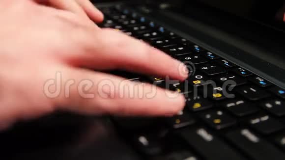 用希伯来语和英语打键盘的人视频的预览图