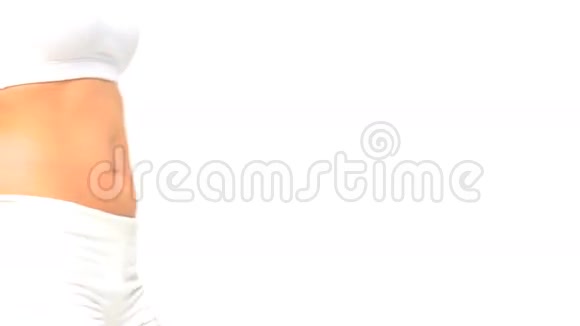 女人在白色背景下测量她的腰视频的预览图